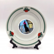 Фото на тарелке белой